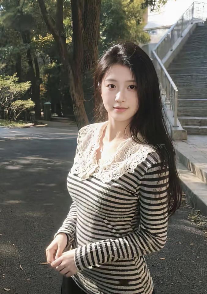 阳光下的少女，黑白条纹衫，甜美微笑，自然清新。给自己一句话，你会说什么?