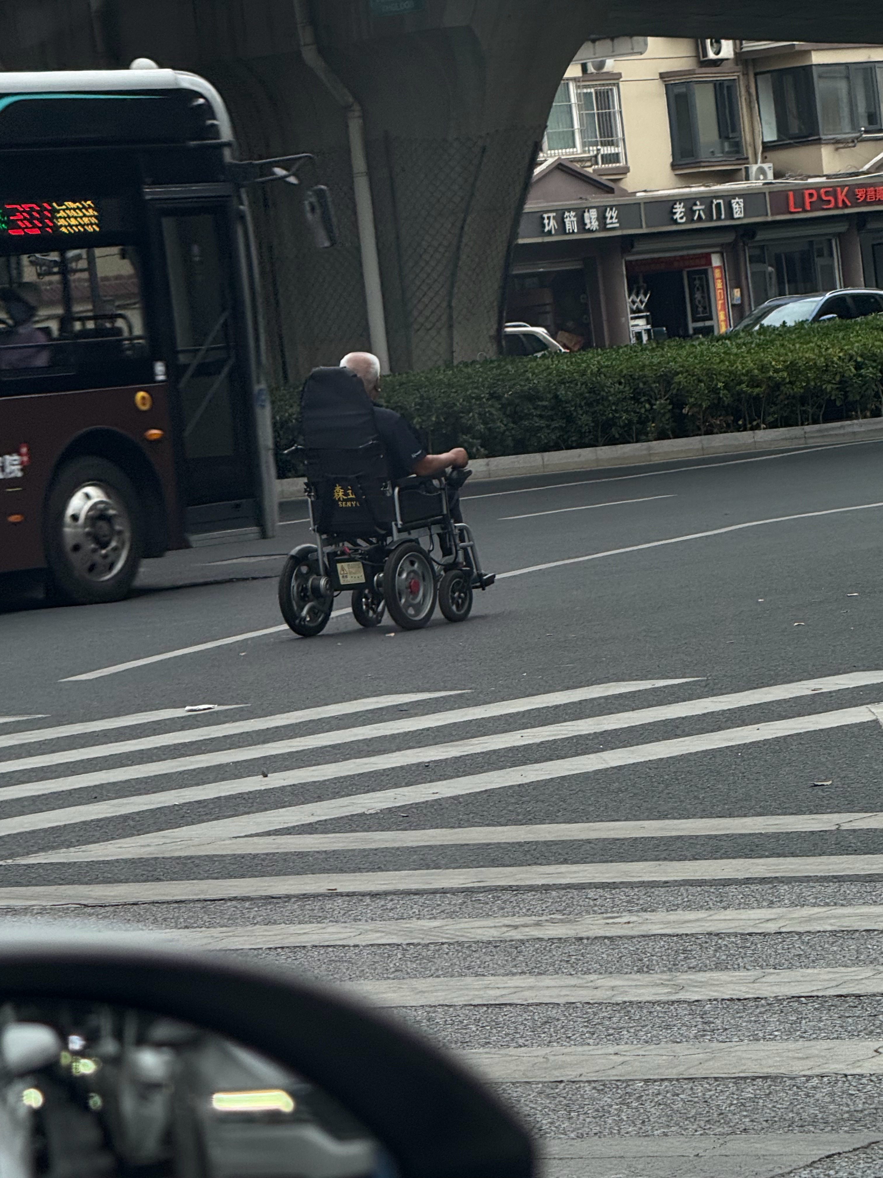 我是被吓一跳的，那么繁忙的路段，老人坐着轮椅各种穿梭，也没个人陪护….[汗]  