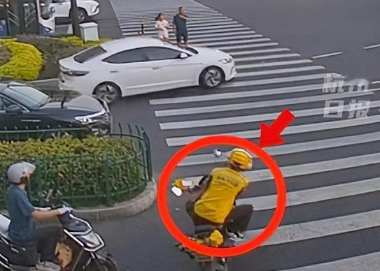 感人肺腑！杭州，某外卖小哥摔倒在41度的马路上，交警看到后急忙拨打120，然而面