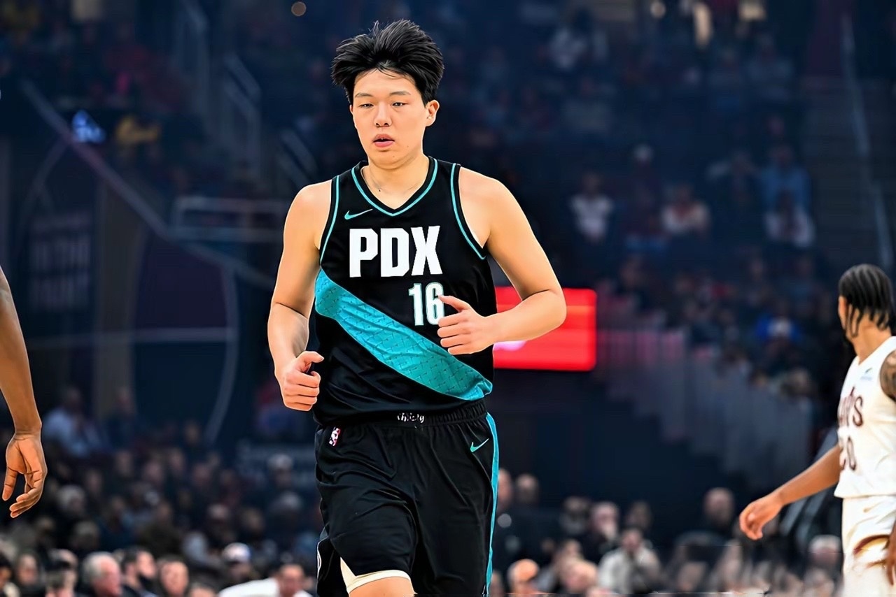 杨瀚森从开拓者变成赶路者了！昨天刚被下放G联赛拿了20+7+7+2+2，今天又被