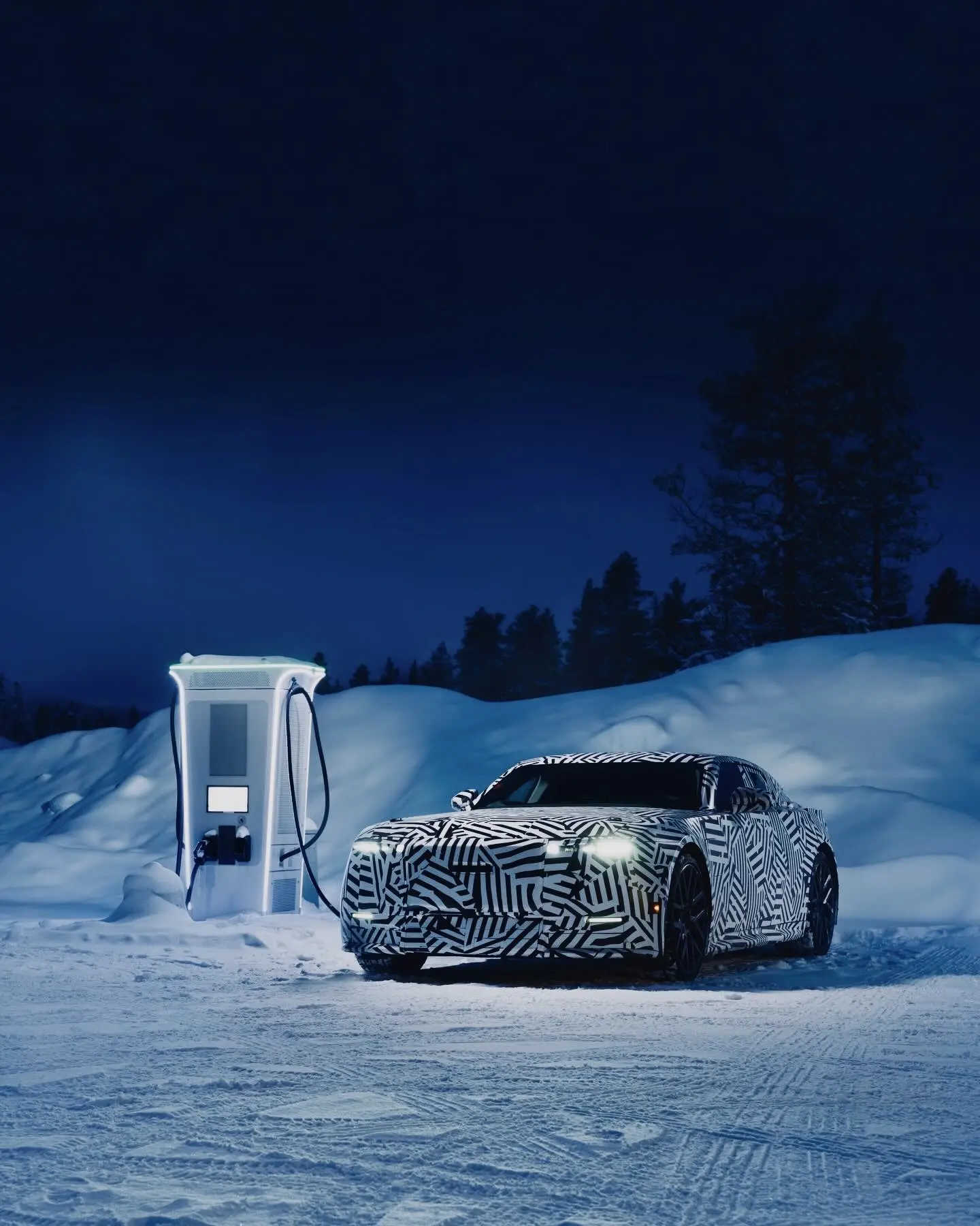 捷豹2026款四门GT于北极圈严寒路试中。