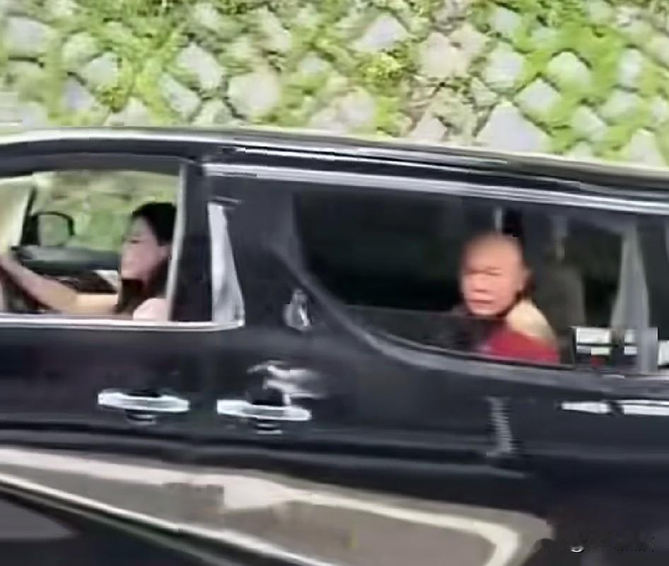 僧人坐美女豪车引热议，
回看古代四次灭佛，其实道理早就摆在眼前了！
网上一段视频