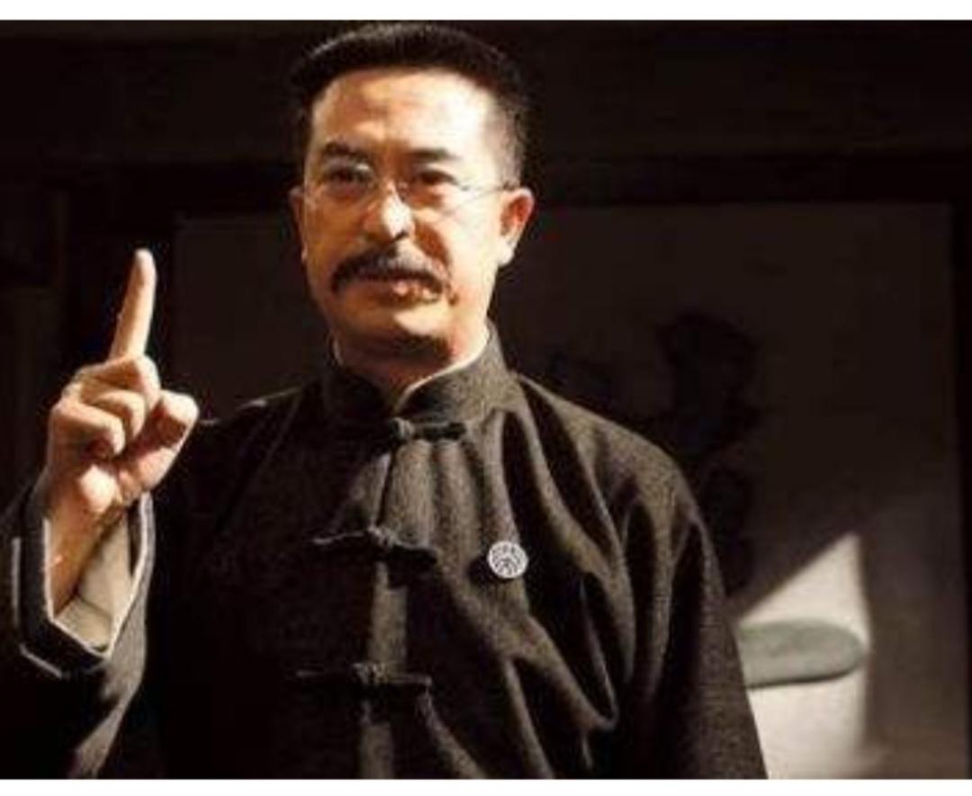 如果说王国维的死是**“向后看”的绝望**，那么李大钊的死则是**“向前看”的牺