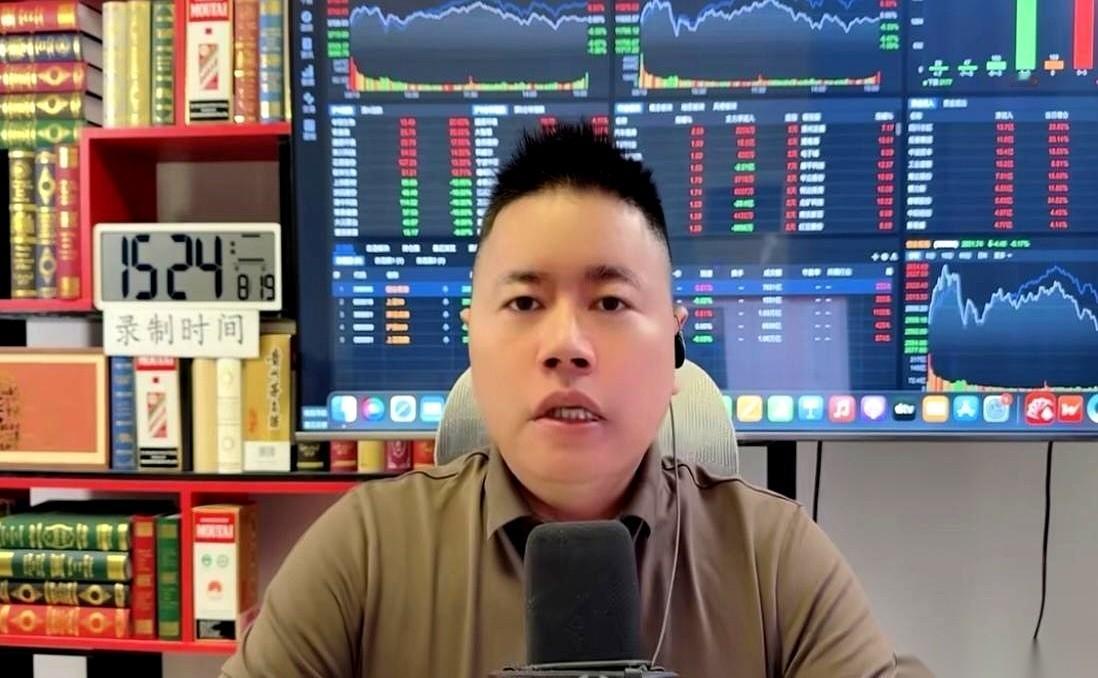 嘿，我算是看明白了，这世界上变得最快的，不是女人的心，是股市里那些“专家”的嘴。