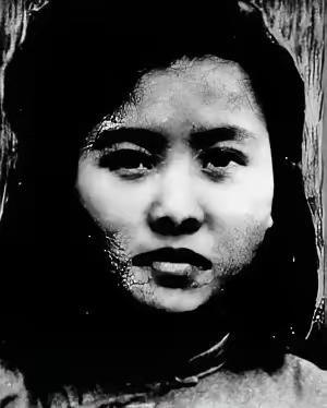 1948年，一名地下党女校长被捕，在押送途中，一名特务趁趁守卫松懈时，低声对她说