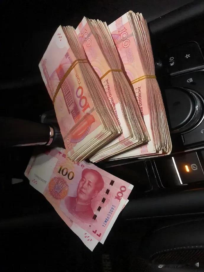 大部分男人都不希望自己的老婆挣得比自己多，第一是觉得没有存在感，第二自己的地位被