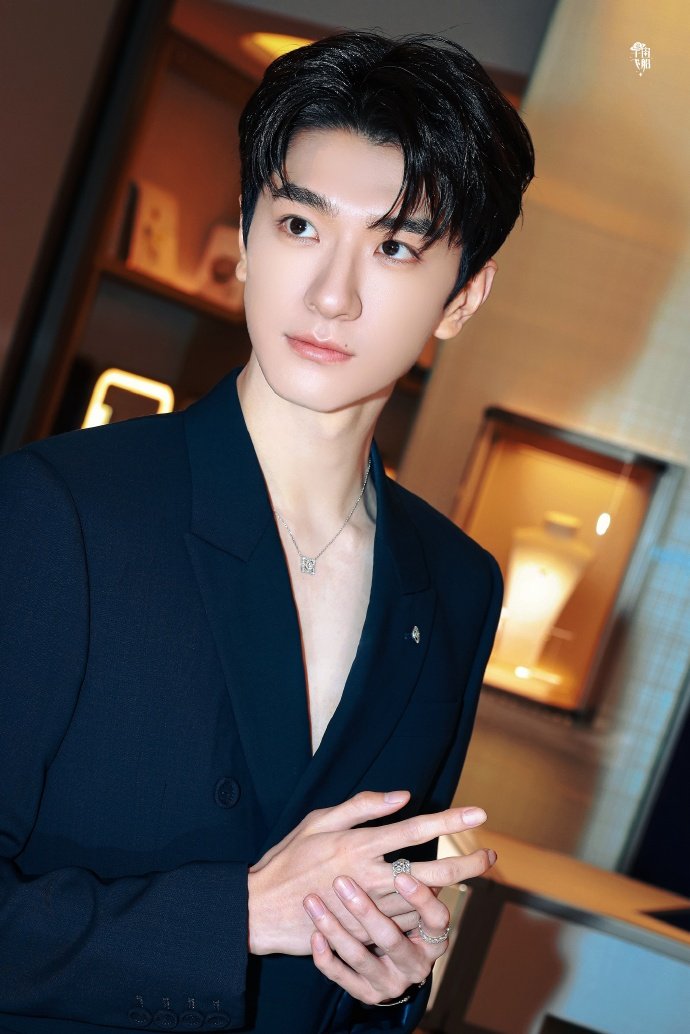 林一今日南京品牌活动路透有！ 深V西装造型好贵气！帅的一批[送花花]#林一就这么