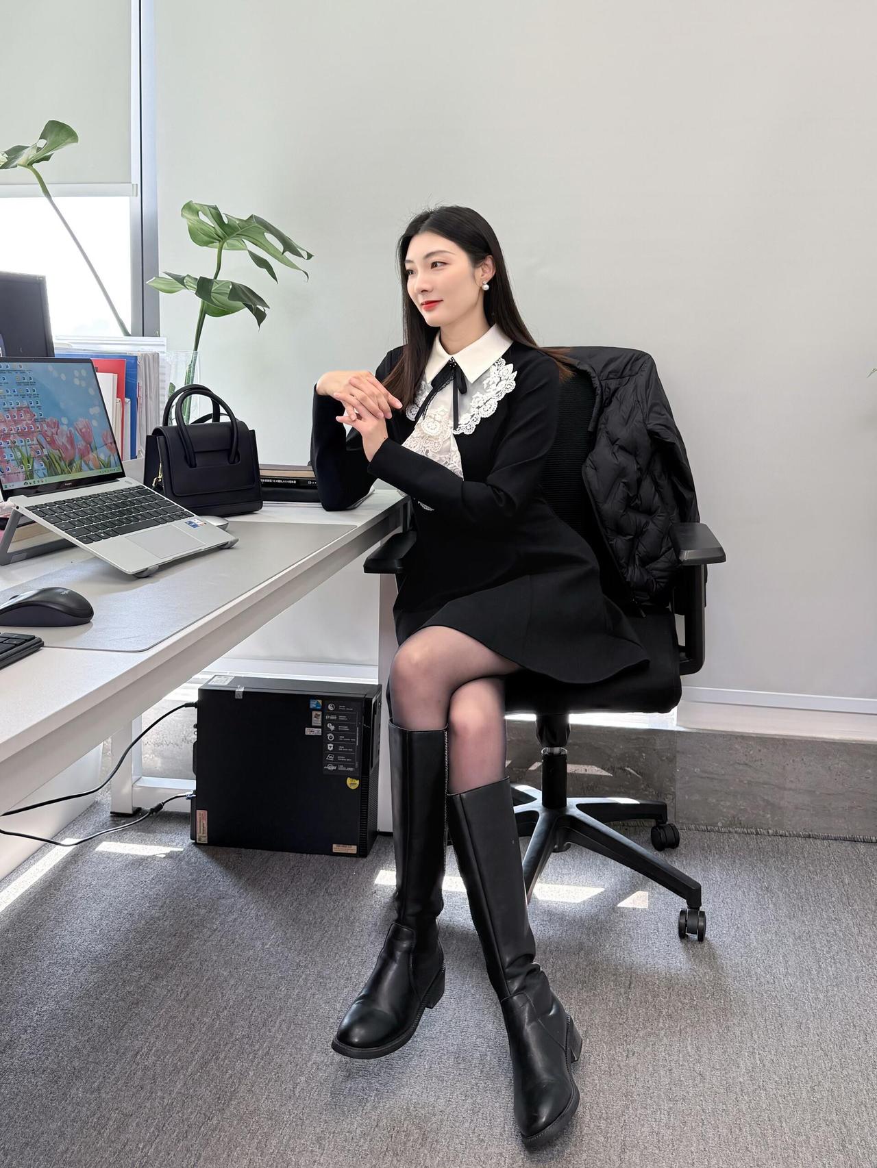 领导的穿搭｜领导今天穿什么🤔是小王梦中的职场穿搭
可通勤可约会的小黑裙爱了～