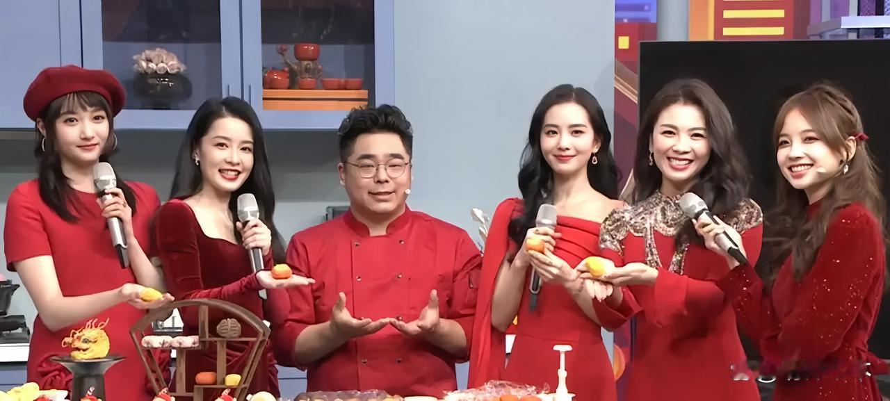 春晚的后台高清镜头真是大曝光！关晓彤浮粉，唐嫣憔悴，刘诗诗法令纹抢镜。
关晓彤在