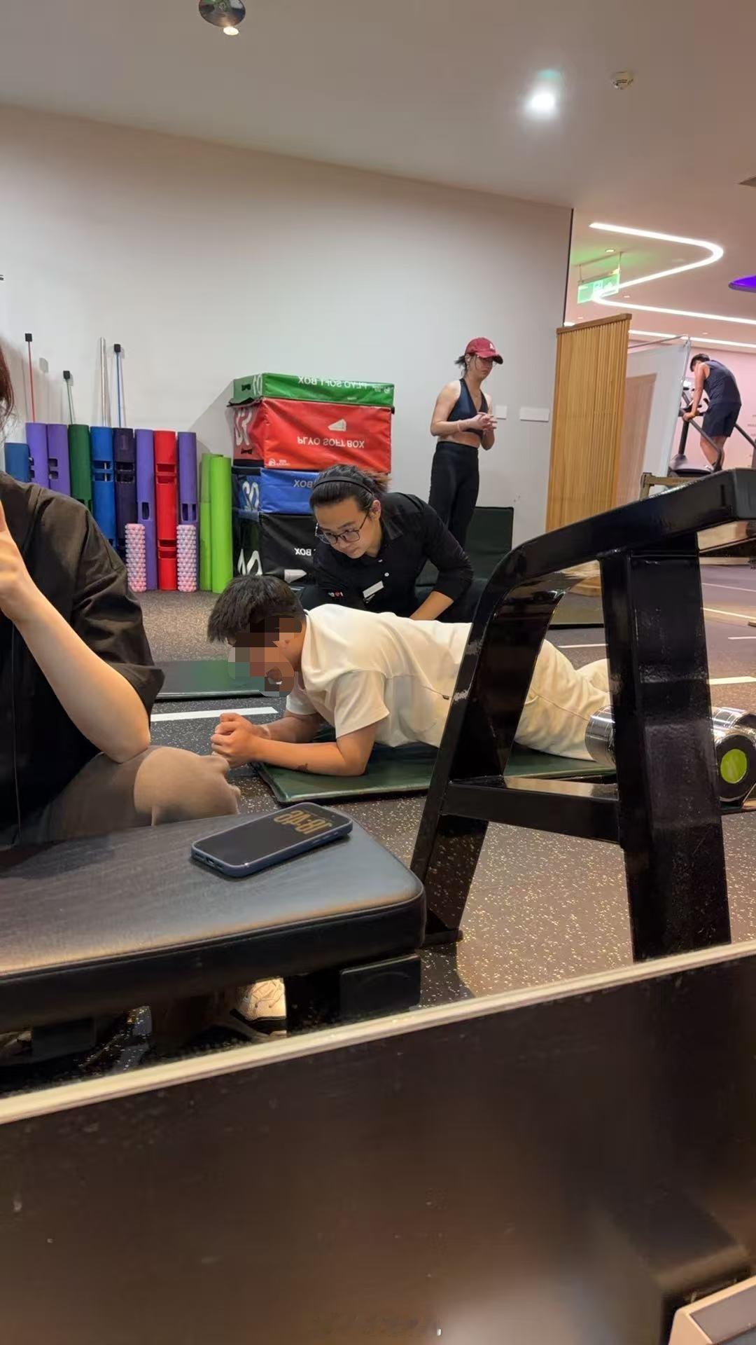 健身好啊，要经常健身。早知道健身能天天看瑜伽裤谁还买奔驰C啊