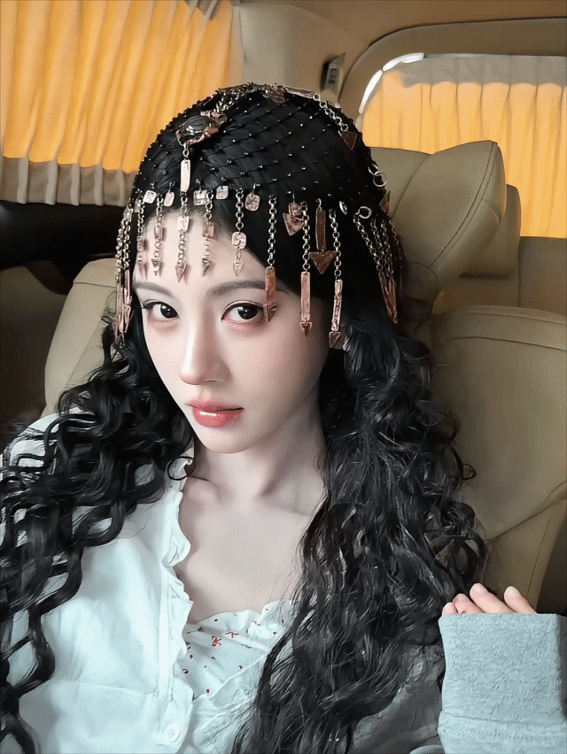 来战   点赞这个鞠婧祎，丝芭传媒今晚就倒闭！ 