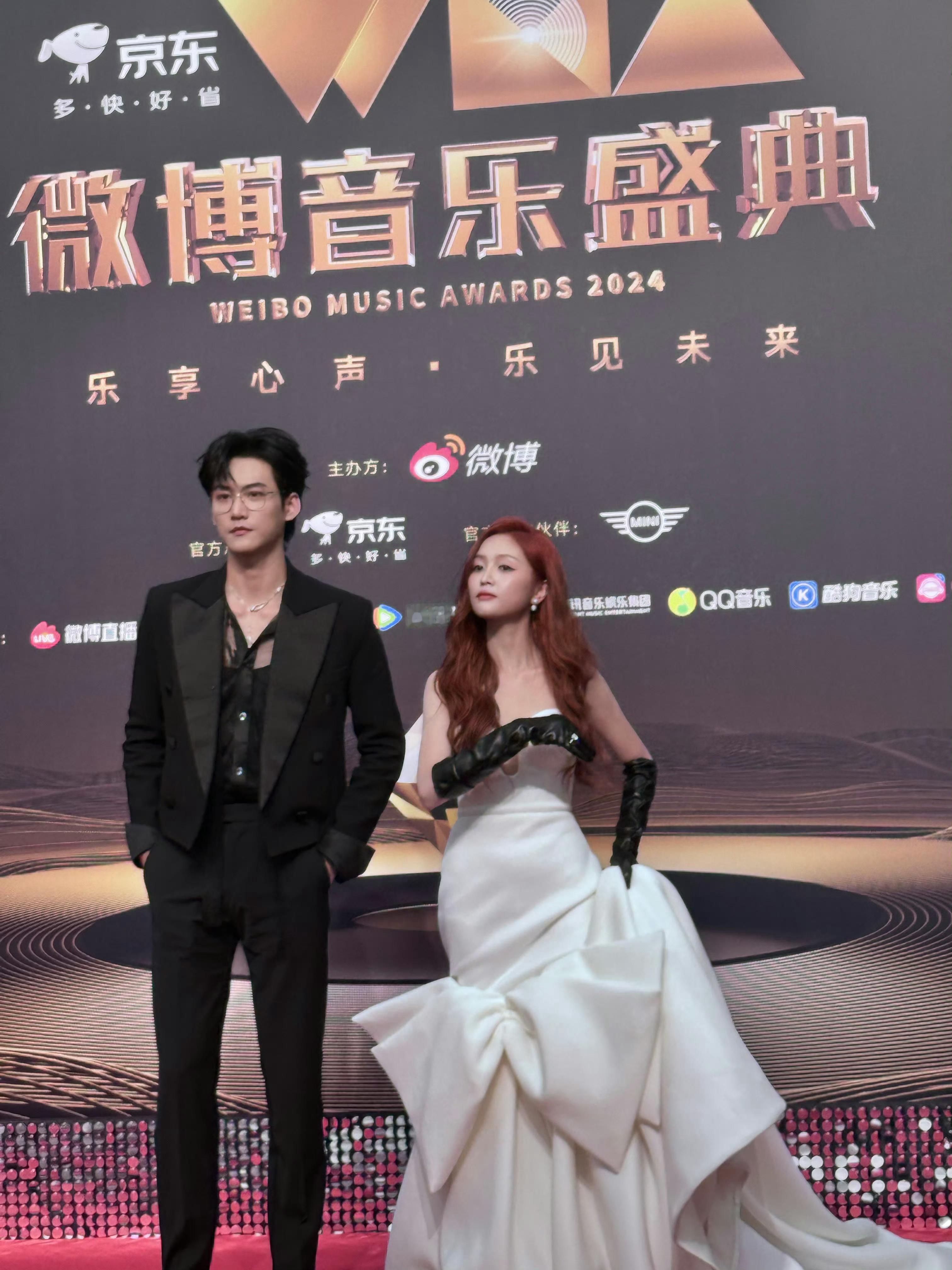 #周柯宇吴宣仪像是来结婚的#微博音乐盛典上的他们，太有结婚的氛围感了！周柯宇的西