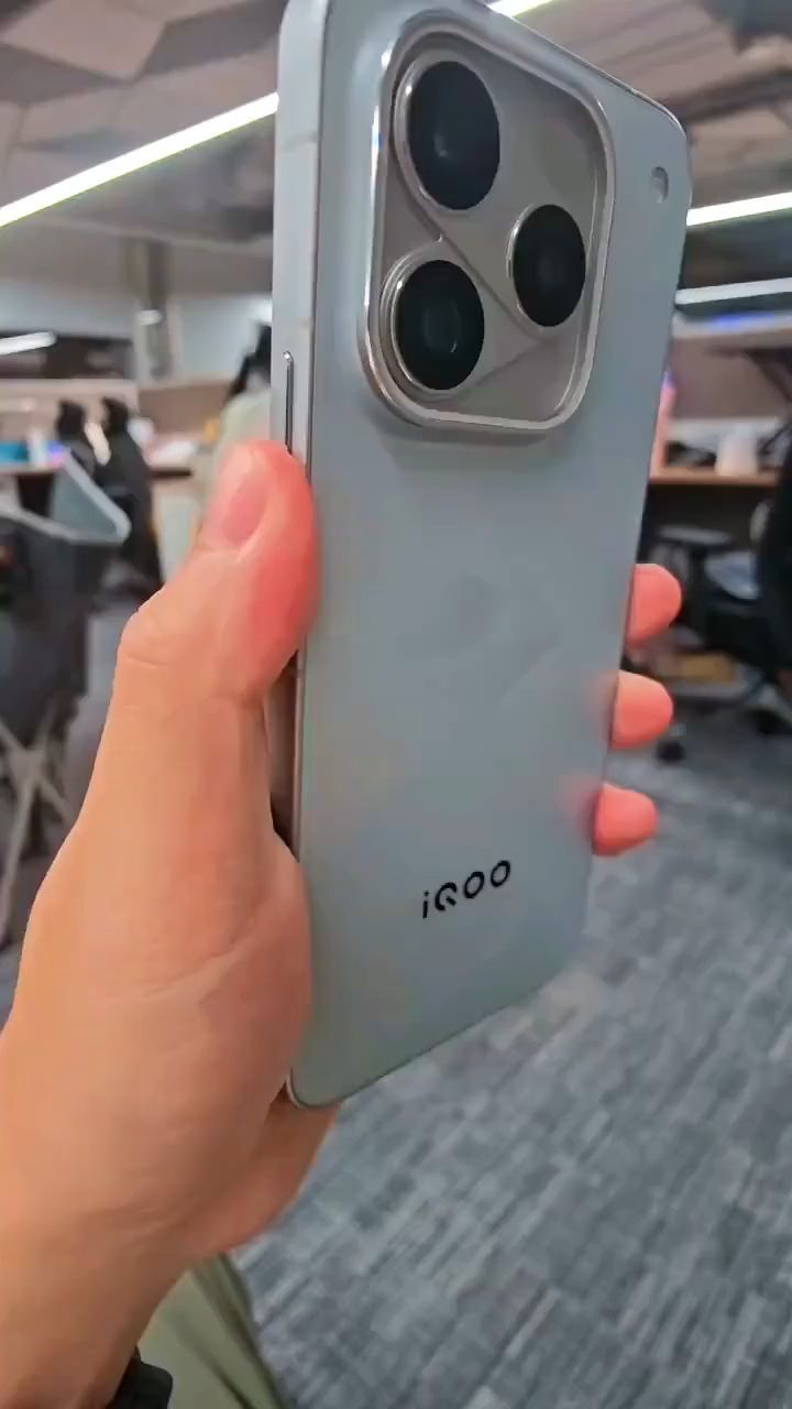 疑似iQOO 16逐光配色外观曝光，左上方形Deco，内部右上角100X，闪光灯