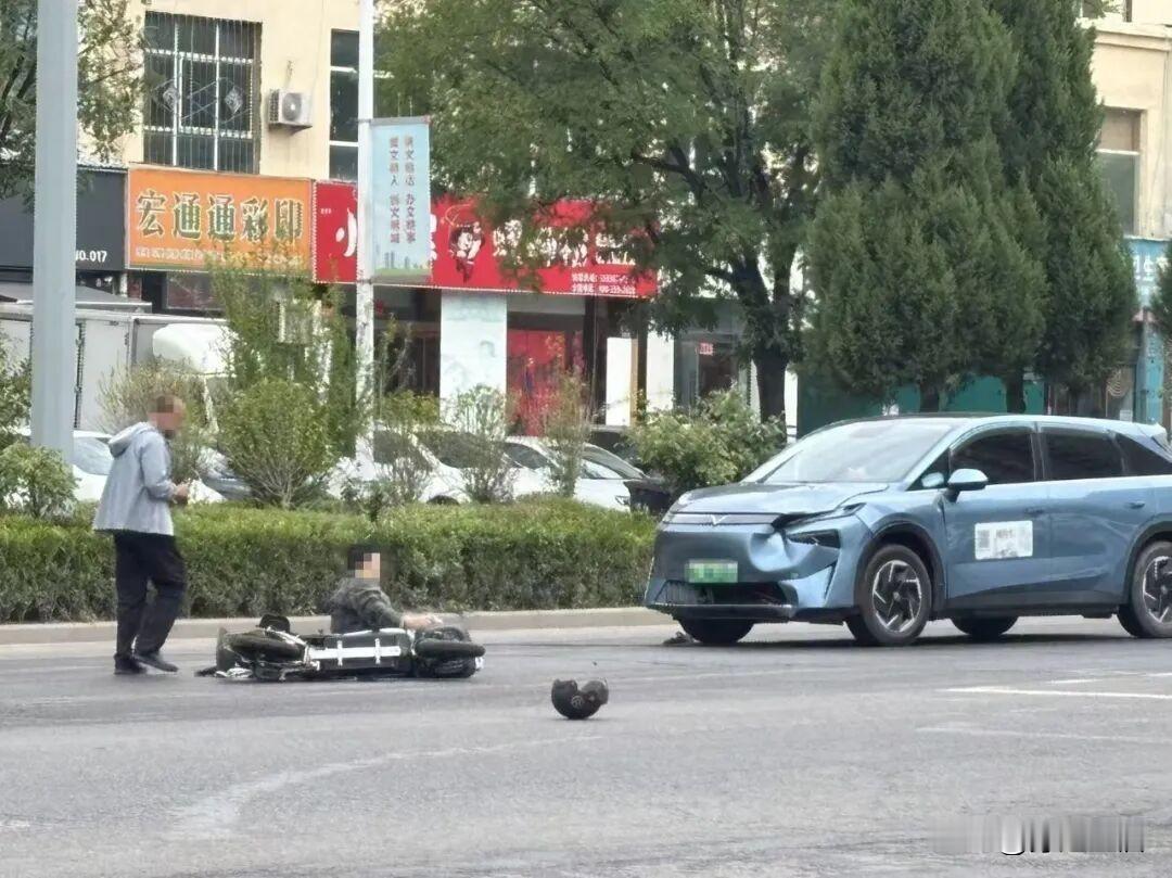 今天上午，虹通南路泽瑞家园路口，一辆电动车和汽车发生相撞。
事发后救护车赶到现场