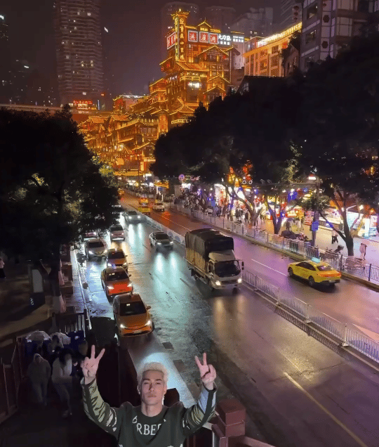 米卡带美国老爸畅游重庆 米卡父子的重庆vlog也太接地气了！蹲在路边跟嬢嬢学煮小