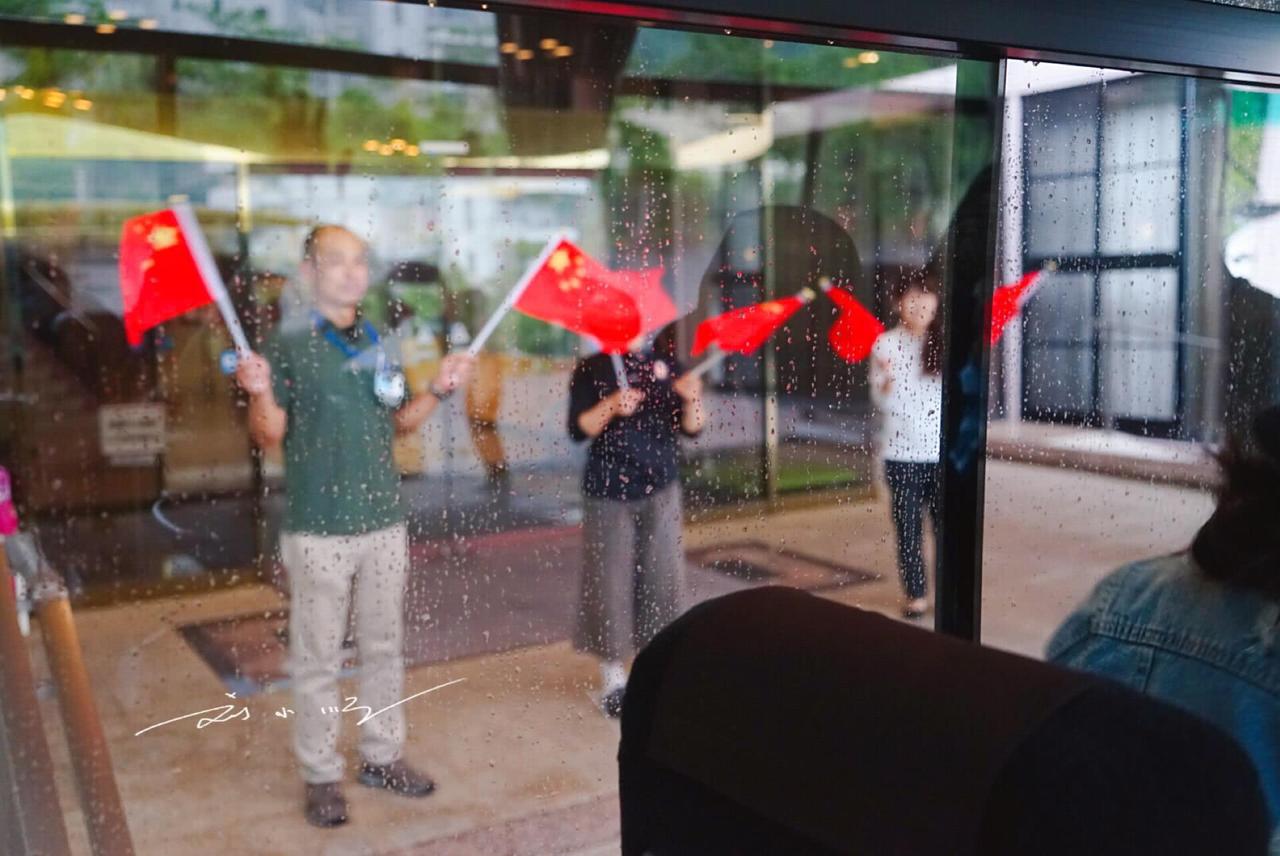 当中国游客离开日本时，日本的酒店员工竟对他们做出这样的举动？

前段时间，我们因