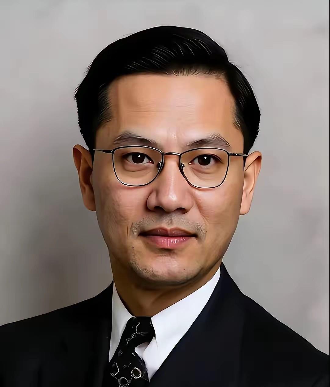 1950年7月17日，台北马场町，他喝完酒，没闭眼，背挺得像根母线。
他52岁，