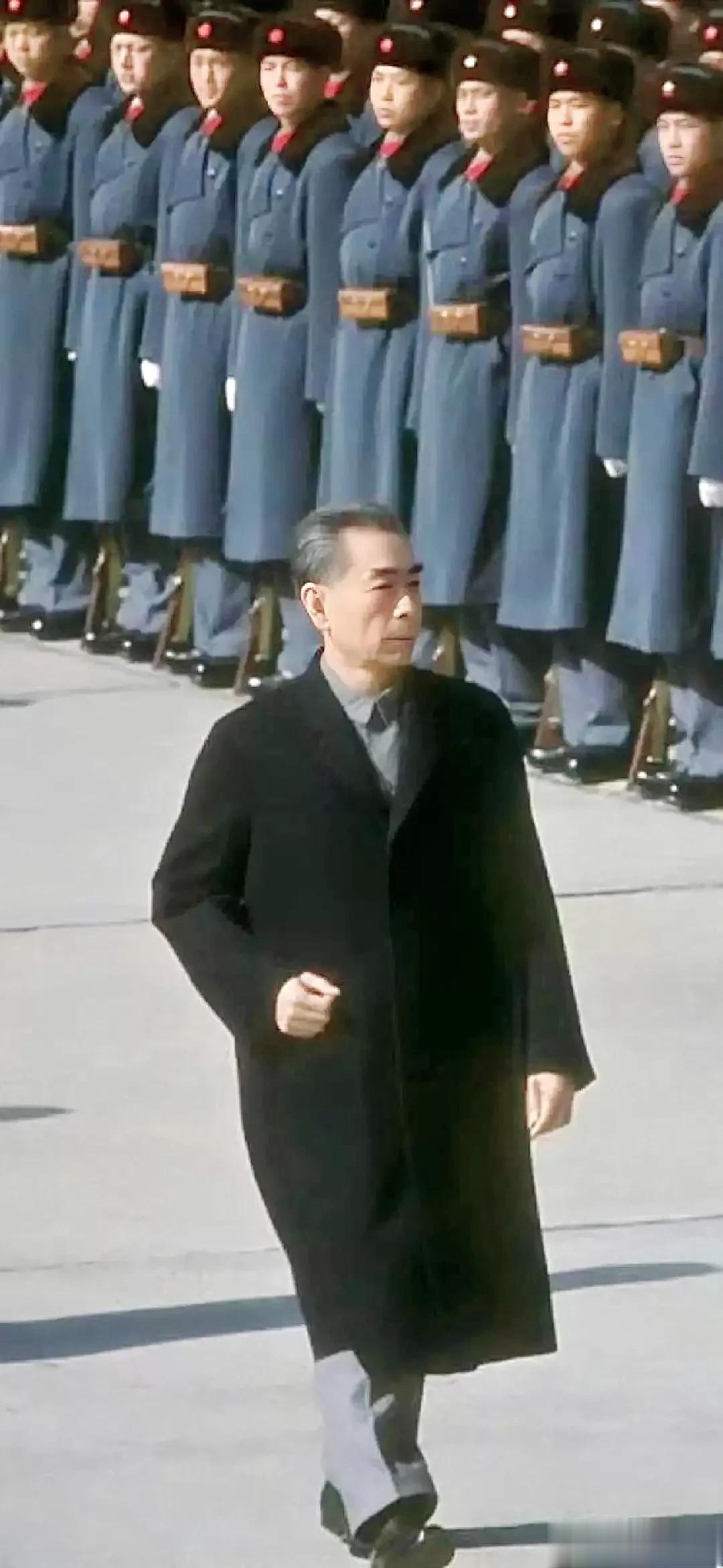 
这气质，
飒爽从容，
征服世界，
虽千万人吾往矣！

这模样，
潇洒儒雅，
君