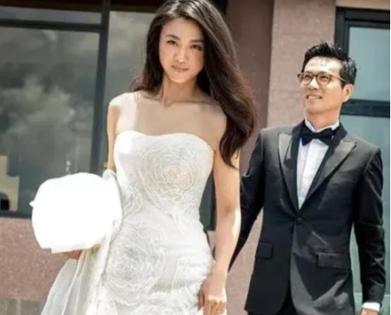 2014年，汤唯嫁给韩国导演金泰勇，他大手笔花了13.5亿买了一块480平的地皮