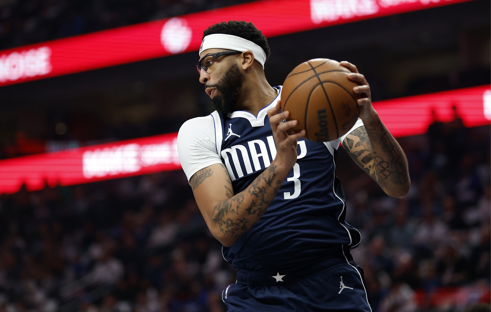 独行侠记者Christian Clark报道，独行侠目前并不急于交易浓眉。记者称