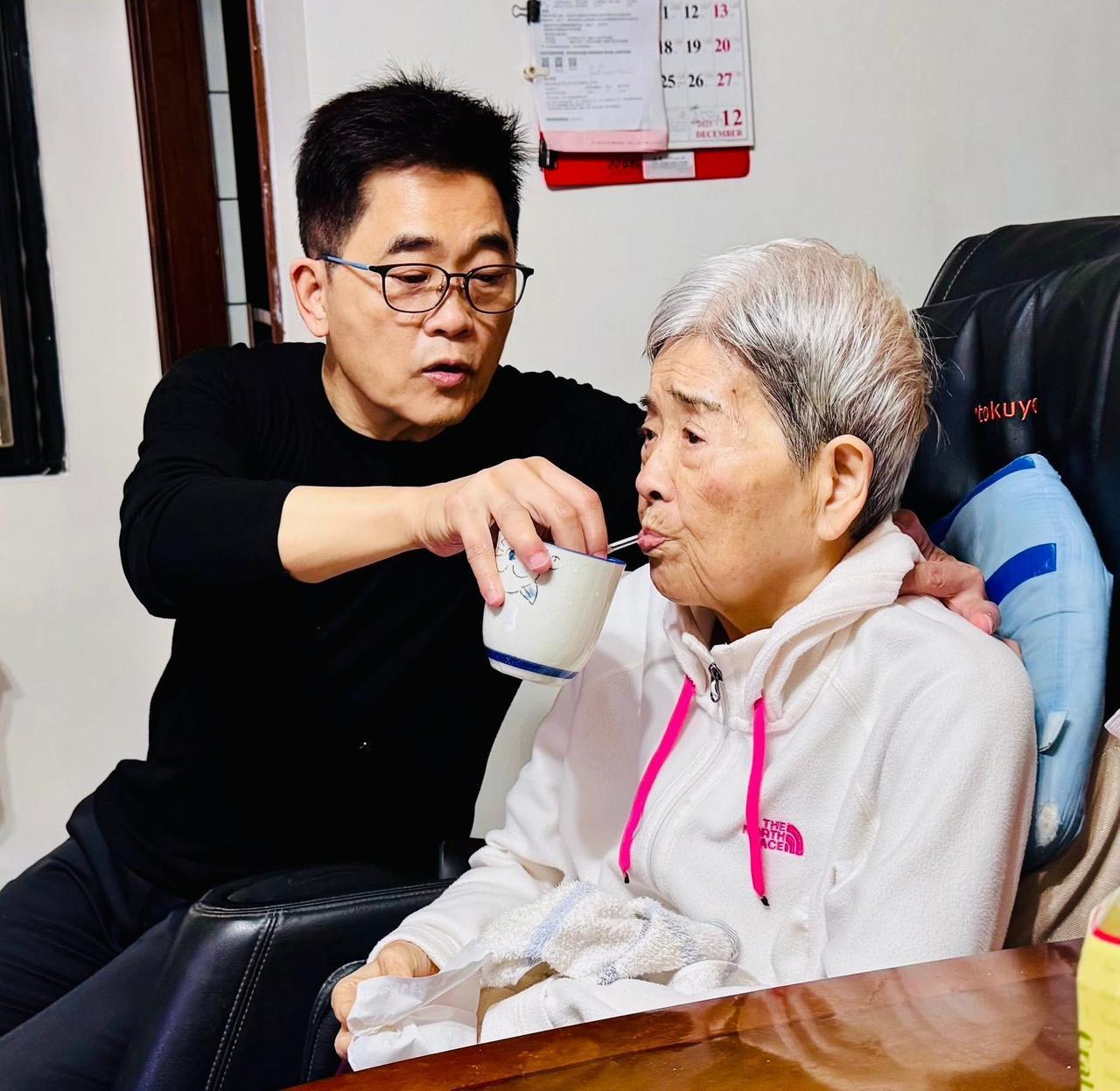 国民党前秘书长黄健庭今（21日）在脸书发文表示，今天是冬至，母亲仍在努力进行术后