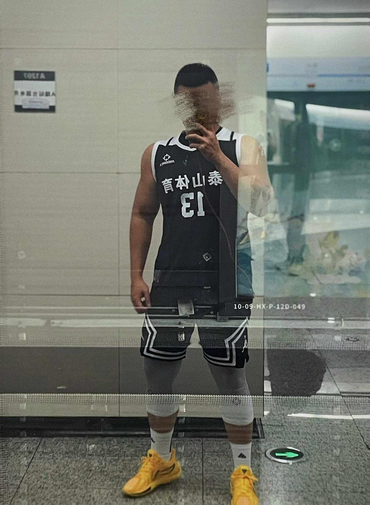 地铁月台可能是最好自拍的地方！
早晚温差大，宝子们注意加减衣物床单，小心感冒🤧