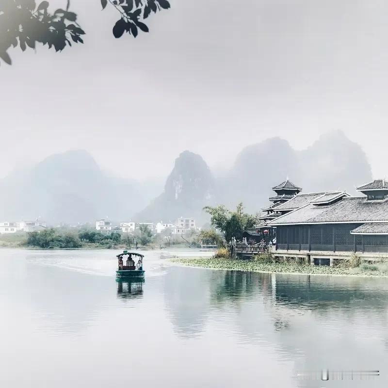 《七律  浪游感怀》
轻舟载酒送流年，只影孤枝似叶悬。
醉眼瞻星千古梦，惊魂触脉