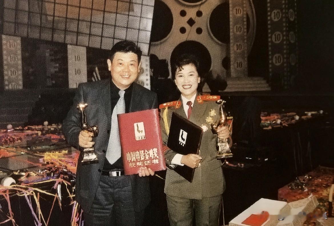 2001年，宋春丽凭借在传记电影《相伴永远》中饰演革命家蔡畅一角，荣获第21届中