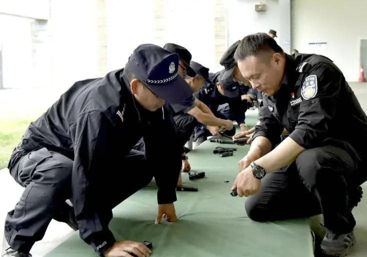 云南特警执行绝密任务失联87天，妻子收到6字短信当场泪崩
 
在云南昆明，有一位