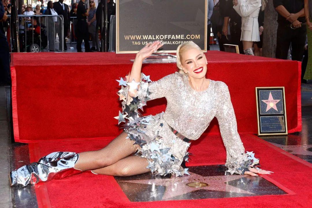 54岁的 Gwen Stefani（格温·斯蒂芬妮）最近终于留名好莱坞星光大道了