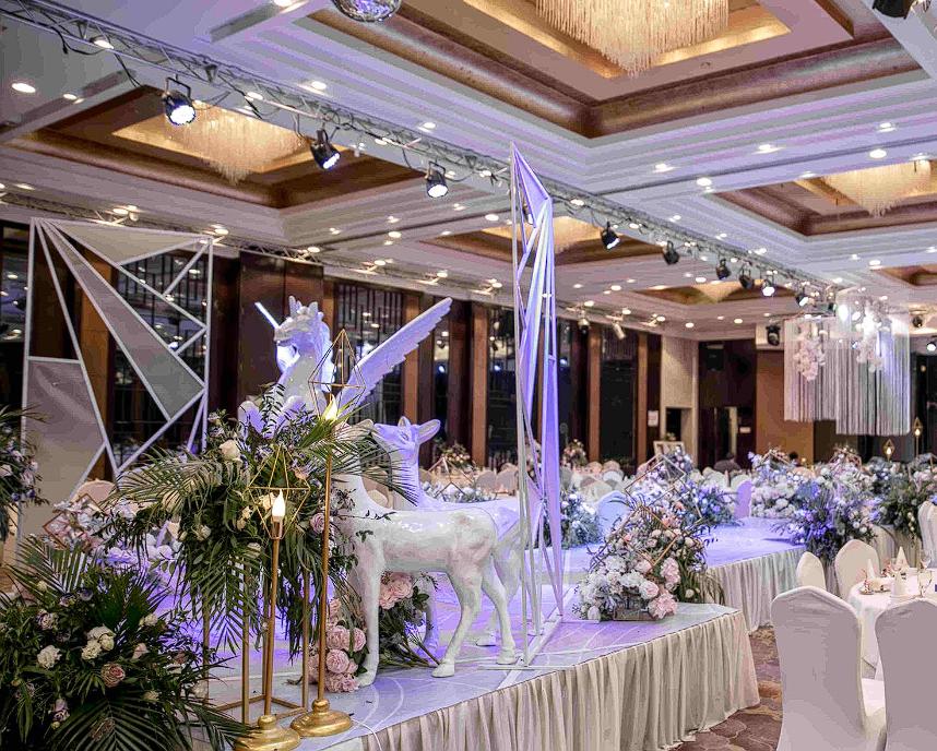 上海一女子在酒店为儿子举办婚礼，订了24桌宴席，在签订婚宴协议时直接全款支付了近