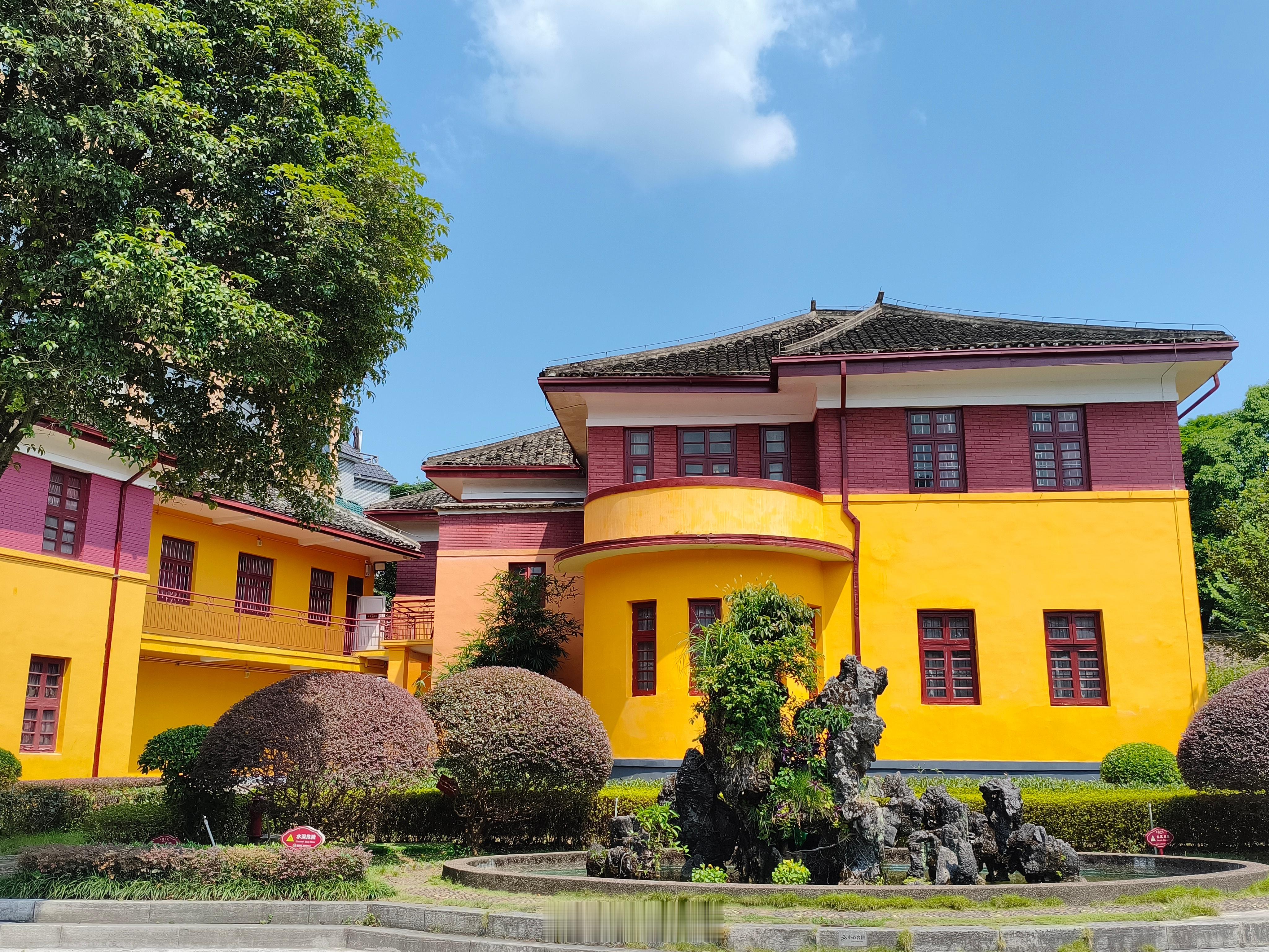 今天去了李宗仁官邸参观，这栋建筑始建于民国时期，在当时算得上是广西的顶级豪宅……