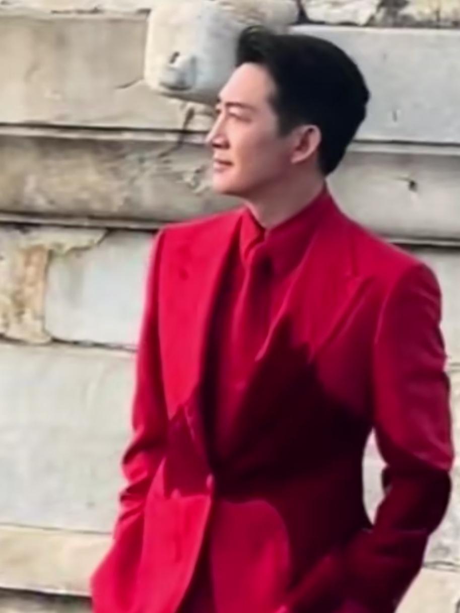 你很难相信，这是48岁的演员王阳。

只见他一身红衣，时装版的红西装，红裤子，就