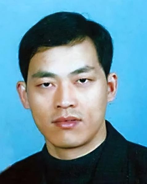 2003年10月，罪犯谢先荣被击毙后痛苦的倒在地上，身上已经失去了生命的体征。法