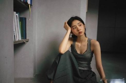 小孩脸、脑袋大、身材平，黄多多穿着暴露吸人眼球，没那么好的身材还是别露了   黄