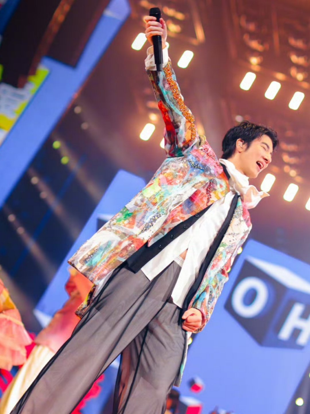 王力宏三天连唱104首歌 王力宏五一杭州巡演连唱三场，一场唱34首起步，三场连唱