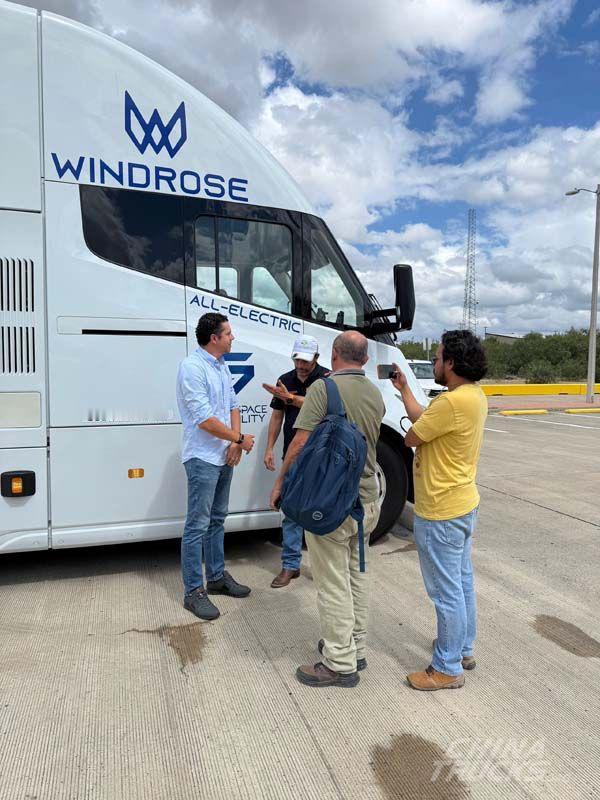 很多人一提到美国的电动卡车，第一反应可能是特斯拉 Semi。
但其实，还有一辆中