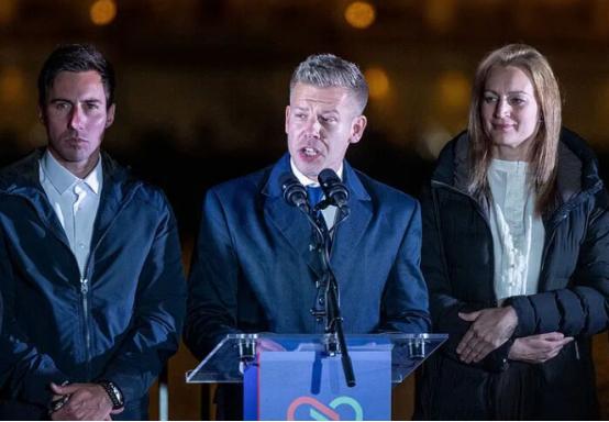 刚在大选中赢惨了的总理毛焦尔，跟总统舒尤克见面的时候，当面甩脸子说：你根本不配当