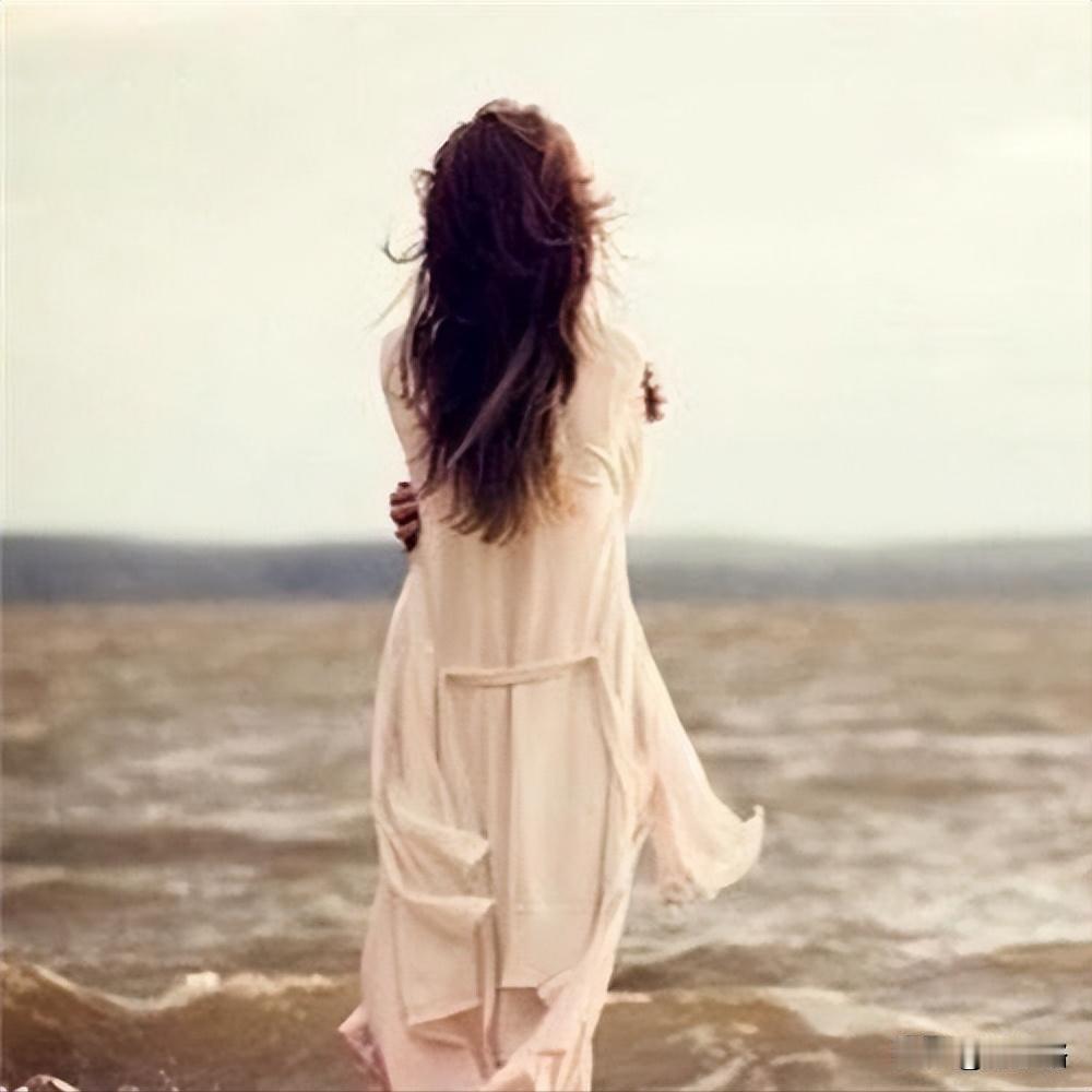 把最近三章发给小D看了看，小D给了个总评，如下——

文字功底：扎实，有语感，动