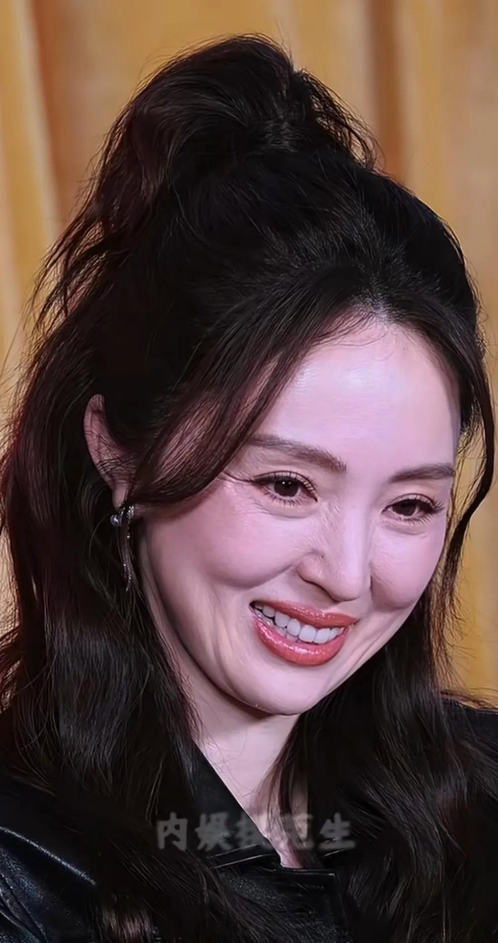 女人上了年纪，化妆再好，也显老，46岁的董璇，化着精致的妆容，依然能看得出实际年