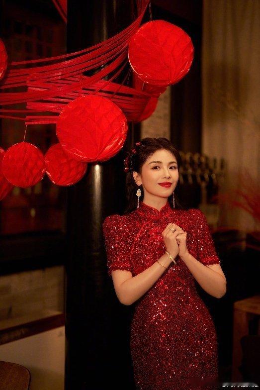 刘涛 该叫妈妈还是叫姐姐 刘涛这身红裙直接封神！从容自信的姿态，优雅大气的气场，
