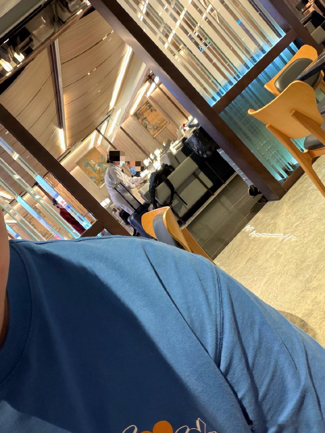 我去第一次遇到这种机场休息室来了一位大夫听着好像乘客高血压了难道是美伊谈崩了明天