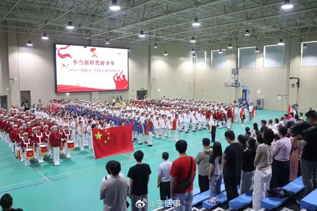 宁波少年鼓号展演尽显红领巾昂扬风采 近日，2026年“鄞德未来”少先队鼓号队大检