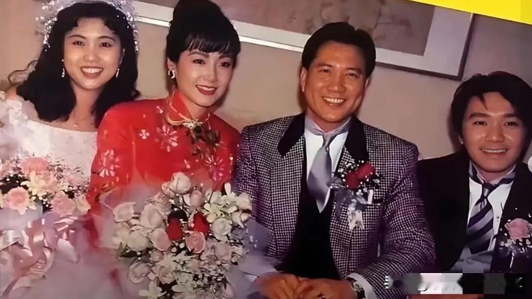 这是早些时候万梓良和恬妞大婚时候的一张珍贵留影，恬妞五官特别大气，皮肤白皙，性格