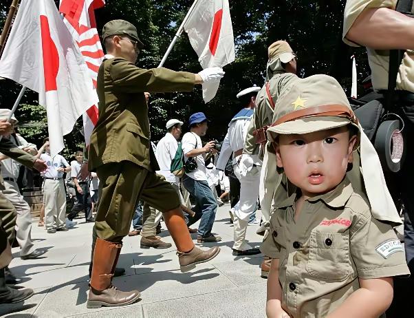 ​日本的军国主义又开始复苏抬头了，在日本国内掀起了前所未有的军国主义思想，大量的