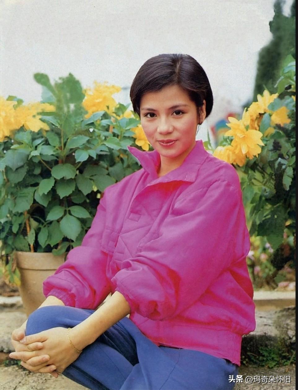 🌸永远的翁美玲👉
穿最艳的衣，笑最甜的笑。
玫红上衣，深蓝长裤，
她把80年