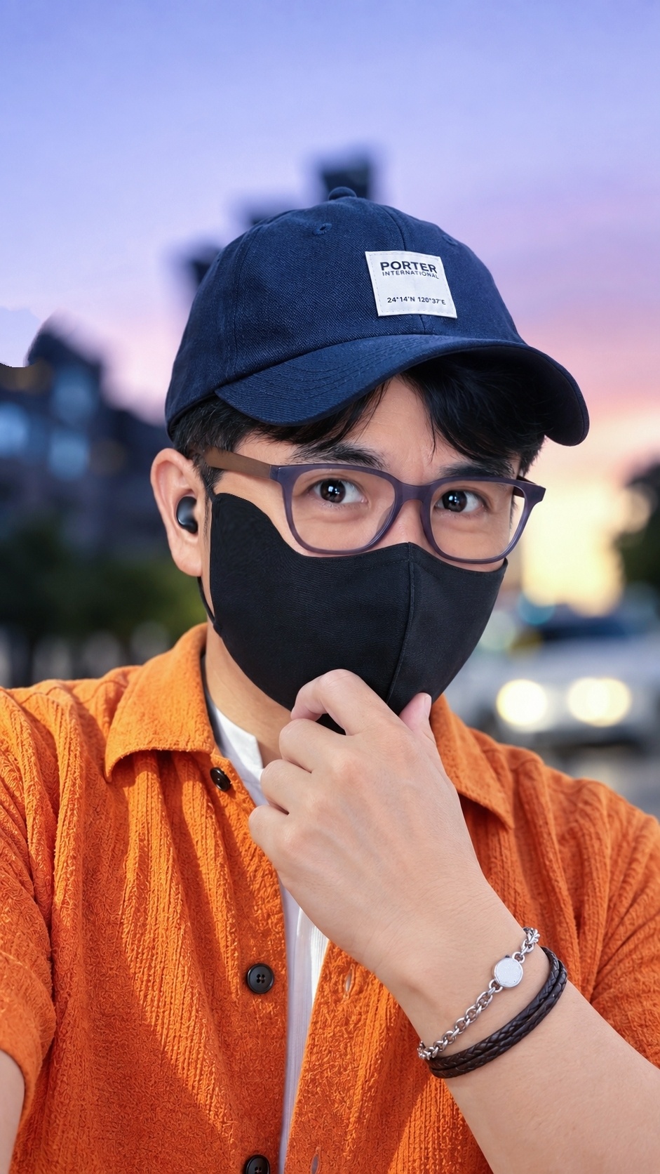 忙完一整天，和助理反覆確認別墅設計圖的每個細節，腦子轉個不停。趁著空檔去陽台澆花
