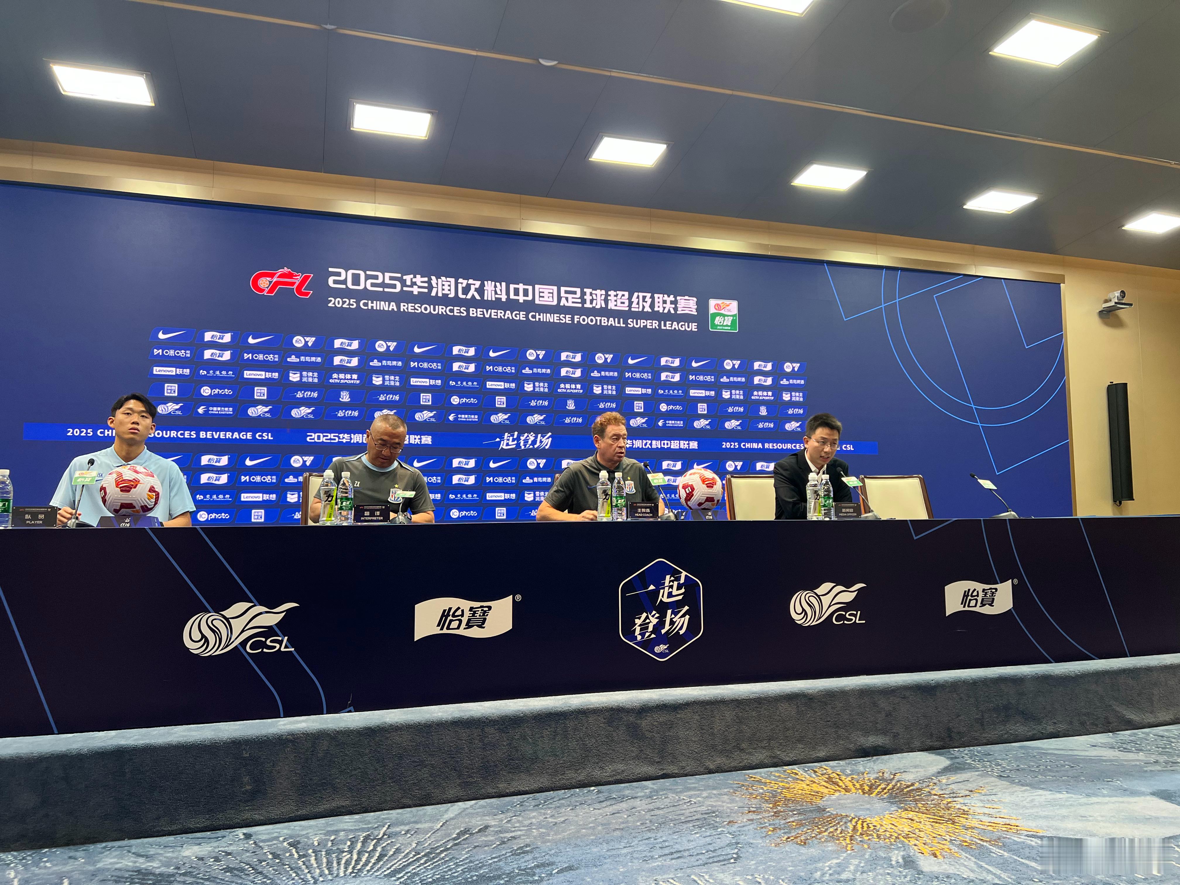 斯卢茨基携金顺凯出席赛前发布会。他表示：确实上一场比赛我们有队员罚丢点球，内心当