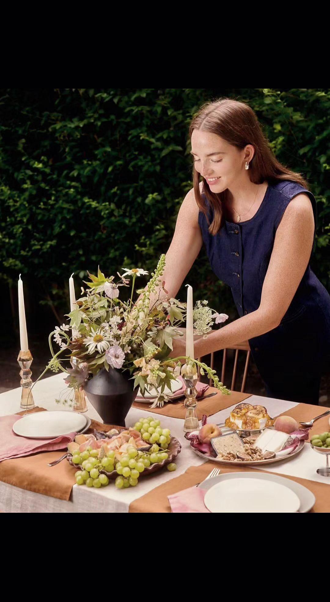 🌿暮色刚染绿篱，她正把野菊插进陶罐。烛光会吻上葡萄串，风里飘着甜香的期待✨