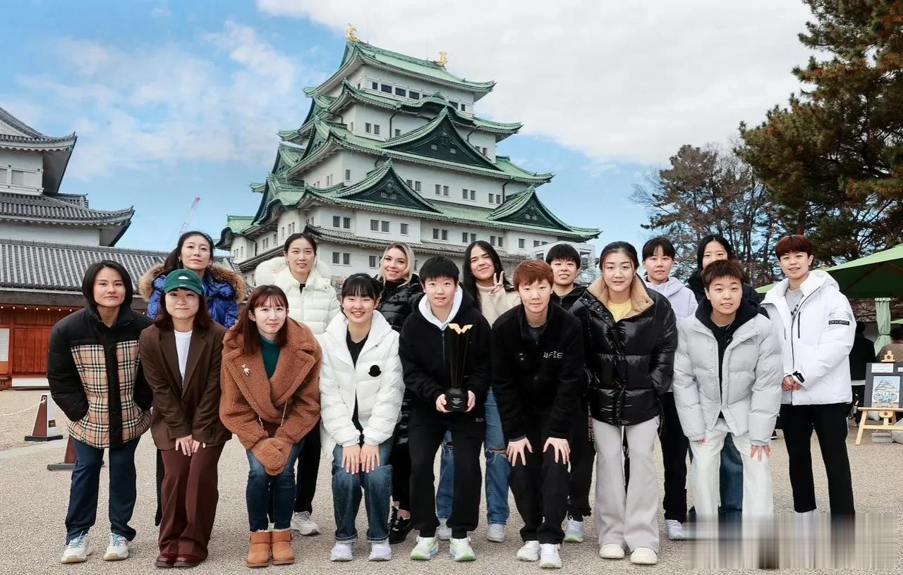 名古屋大合照来了
孙颖莎手捧冠军奖杯，日本的这个安排还不错，场上是对手，场下是朋